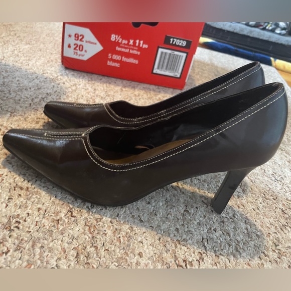 George heels - Picture 2 of 3